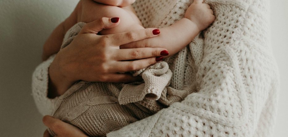 Mother holding baby. Image: Kristina Paukshtite/Pexels.