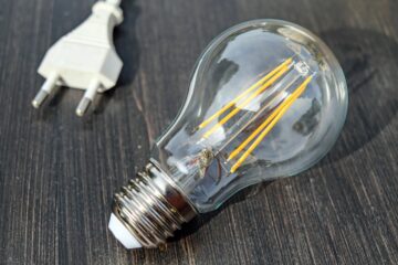 Light bulb and electrical cord. Image: Pixabay.